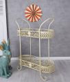 dwupoziomowy kwietnik w stylu shabby chic