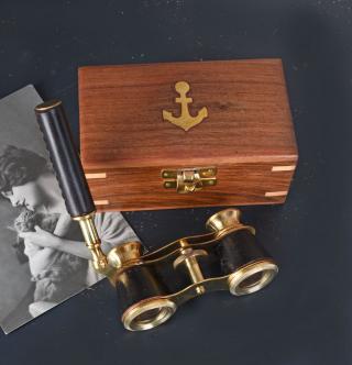 lornetka tetralna w drewnianej szkatułce