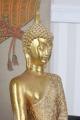 złoty budda figura w stylu orientalnym